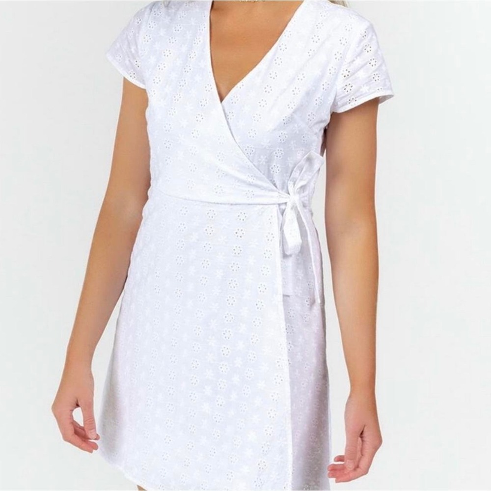 Jun & Ivy Francescas White Eyelet Wrap Mini Dress Jossalin Floral V-Neck Small